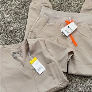 FIGS scrubs jogger shirt set
